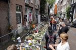 Amsterdam 7 en 10 juli 2021
Op de plek waar Peter R de Vries neergeschoten is leggen mensen bloemen neer.