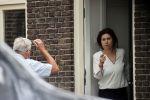 Enschede 22 juni 2021
Pieter Omtzigt wandelt elke dag een paar uur om tot rust te komen . De vrouw van Pieter neemt Ayfer Koc neemt bloemen in ontvangst