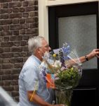 Enschede 22 juni 2021
Pieter Omtzigt wandelt elke dag een paar uur om tot rust te komen . De vrouw van Pieter neemt Ayfer Koc neemt bloemen in ontvangst