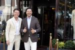 Amsterdam 21 juni 2021
Sander en Martijn Lusink voor hun winkel op de pc hooftstraat
