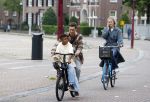Amsterdam 29 juni 2021
Shane Kluivert en zijn broer Nino Wilkes fietsend op het museumplein