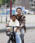 Amsterdam 29 juni 2021
Shane Kluivert en zijn broer Nino Wilkes fietsend op het museumplein