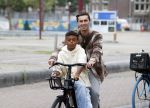 Amsterdam 29 juni 2021
Shane Kluivert en zijn broer Nino Wilkes fietsend op het museumplein