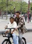 Amsterdam 29 juni 2021
Shane Kluivert en zijn broer Nino Wilkes fietsend op het museumplein