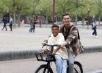 Amsterdam 29 juni 2021
Shane Kluivert en zijn broer Nino Wilkes fietsend op het museumplein