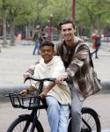 Amsterdam 29 juni 2021
Shane Kluivert en zijn broer Nino Wilkes fietsend op het museumplein
