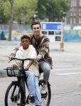 Amsterdam 29 juni 2021
Shane Kluivert en zijn broer Nino Wilkes fietsend op het museumplein