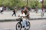 Amsterdam 29 juni 2021
Shane Kluivert en zijn broer Nino Wilkes fietsend op het museumplein