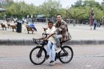 Amsterdam 29 juni 2021
Shane Kluivert en zijn broer Nino Wilkes fietsend op het museumplein