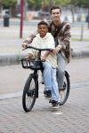 Amsterdam 29 juni 2021
Shane Kluivert en zijn broer Nino Wilkes fietsend op het museumplein