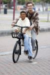 Amsterdam 29 juni 2021
Shane Kluivert en zijn broer Nino Wilkes fietsend op het museumplein
