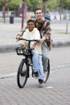 Amsterdam 29 juni 2021
Shane Kluivert en zijn broer Nino Wilkes fietsend op het museumplein