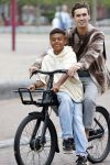 Amsterdam 29 juni 2021
Shane Kluivert en zijn broer Nino Wilkes fietsend op het museumplein