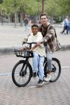 Amsterdam 29 juni 2021
Shane Kluivert en zijn broer Nino Wilkes fietsend op het museumplein