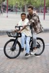 Amsterdam 29 juni 2021
Shane Kluivert en zijn broer Nino Wilkes fietsend op het museumplein