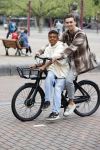 Amsterdam 29 juni 2021
Shane Kluivert en zijn broer Nino Wilkes fietsend op het museumplein