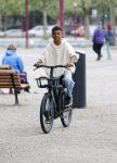 Amsterdam 29 juni 2021
Shane Kluivert en zijn broer Nino Wilkes fietsend op het museumplein