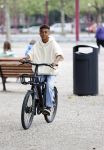Amsterdam 29 juni 2021
Shane Kluivert en zijn broer Nino Wilkes fietsend op het museumplein