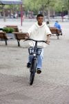 Amsterdam 29 juni 2021
Shane Kluivert en zijn broer Nino Wilkes fietsend op het museumplein