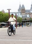 Amsterdam 29 juni 2021
Shane Kluivert en zijn broer Nino Wilkes fietsend op het museumplein