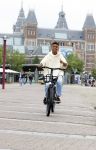 Amsterdam 29 juni 2021
Shane Kluivert en zijn broer Nino Wilkes fietsend op het museumplein