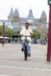 Amsterdam 29 juni 2021
Shane Kluivert en zijn broer Nino Wilkes fietsend op het museumplein