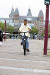 Amsterdam 29 juni 2021
Shane Kluivert en zijn broer Nino Wilkes fietsend op het museumplein