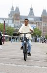 Amsterdam 29 juni 2021
Shane Kluivert en zijn broer Nino Wilkes fietsend op het museumplein