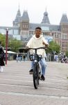 Amsterdam 29 juni 2021
Shane Kluivert en zijn broer Nino Wilkes fietsend op het museumplein