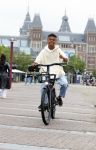 Amsterdam 29 juni 2021
Shane Kluivert en zijn broer Nino Wilkes fietsend op het museumplein