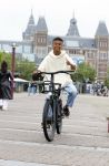 Amsterdam 29 juni 2021
Shane Kluivert en zijn broer Nino Wilkes fietsend op het museumplein