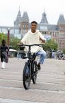 Amsterdam 29 juni 2021
Shane Kluivert en zijn broer Nino Wilkes fietsend op het museumplein