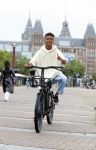 Amsterdam 29 juni 2021
Shane Kluivert en zijn broer Nino Wilkes fietsend op het museumplein