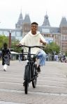 Amsterdam 29 juni 2021
Shane Kluivert en zijn broer Nino Wilkes fietsend op het museumplein