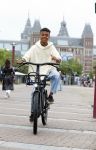 Amsterdam 29 juni 2021
Shane Kluivert en zijn broer Nino Wilkes fietsend op het museumplein
