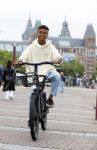Amsterdam 29 juni 2021
Shane Kluivert en zijn broer Nino Wilkes fietsend op het museumplein