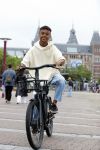 Amsterdam 29 juni 2021
Shane Kluivert en zijn broer Nino Wilkes fietsend op het museumplein