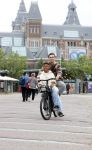 Amsterdam 29 juni 2021
Shane Kluivert en zijn broer Nino Wilkes fietsend op het museumplein