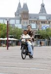 Amsterdam 29 juni 2021
Shane Kluivert en zijn broer Nino Wilkes fietsend op het museumplein