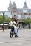 Amsterdam 29 juni 2021
Shane Kluivert en zijn broer Nino Wilkes fietsend op het museumplein
