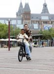 Amsterdam 29 juni 2021
Shane Kluivert en zijn broer Nino Wilkes fietsend op het museumplein