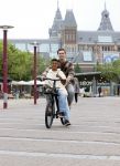 Amsterdam 29 juni 2021
Shane Kluivert en zijn broer Nino Wilkes fietsend op het museumplein