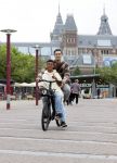 Amsterdam 29 juni 2021
Shane Kluivert en zijn broer Nino Wilkes fietsend op het museumplein