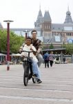 Amsterdam 29 juni 2021
Shane Kluivert en zijn broer Nino Wilkes fietsend op het museumplein