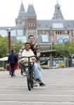 Amsterdam 29 juni 2021
Shane Kluivert en zijn broer Nino Wilkes fietsend op het museumplein