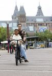 Amsterdam 29 juni 2021
Shane Kluivert en zijn broer Nino Wilkes fietsend op het museumplein