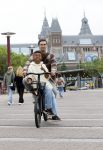 Amsterdam 29 juni 2021
Shane Kluivert en zijn broer Nino Wilkes fietsend op het museumplein