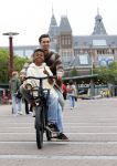 Amsterdam 29 juni 2021
Shane Kluivert en zijn broer Nino Wilkes fietsend op het museumplein