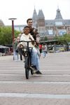 Amsterdam 29 juni 2021
Shane Kluivert en zijn broer Nino Wilkes fietsend op het museumplein
