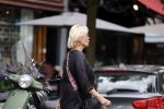 Amsterdam 19 juli 2021
Sheila de Vries koopt bloemen in amsterdam zuid